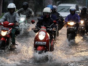 Jakarta Diguyur Hujan Deras, Jalanan Macet dan Tergenang Air