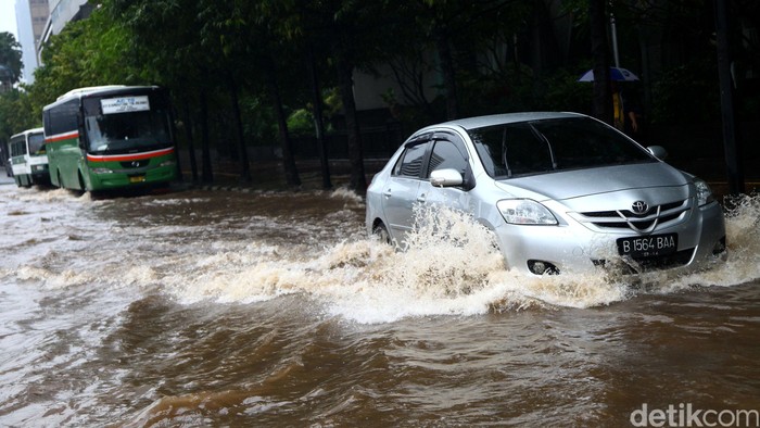 Jalanan di Jakarta Masih Tergenang Bikin Lalin Tersendat