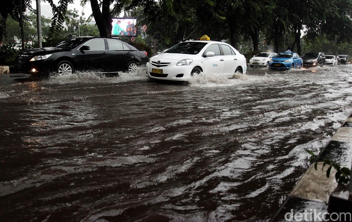 Hujan deras yang terus mengguyur wilayah Jakarta dan sekitarnya, mengakibatkan jalan Asia-Afrika Senayan, Jakarta, Senin (09/02/2015) terendam banjir. Kendaraan yang melintas pun harus ekstra hati-hati saat melintas.
