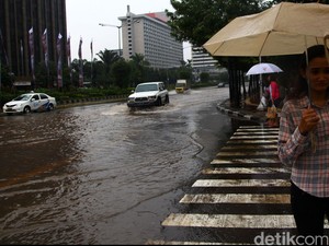 BMKG: Jakarta Hujan Lebat Disertai Petir Hingga Malam Nanti