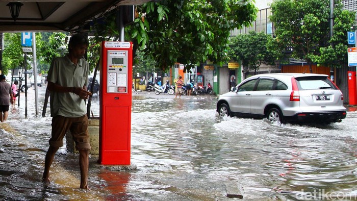 Masih Ada Genangan Air, Arus Lalin di MOI dan Cawang Tersendat