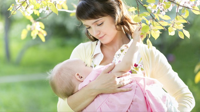 Puting Kecil Bikin Ibu Tak Bisa Menyusui? Bisa Kok, Ini Buktinya