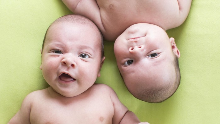 Daftar Saudara Kembar yang Punya Anak di Hari yang Sama