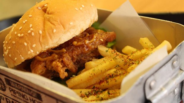 Ilustrasi Burger dan Kentang Goreng