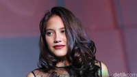 Tumbuh dewasa, Pevita benar-benar menjadi aktris yang memiliki banyak fans pria. Foto: Palevi S/detikHOT
