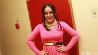 Lalu ada Juwita Bahar yang mengikuti jejak sang ibu, Anissa Bahar yang juga terkenal sebagai penyanyi dangdut. Gus Mun