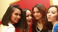 Saat kecil dulu, Juwita dulu pernah bertikai lama dengan ibundanya, Annisa. Annisa dituding meninggalkan Memo Sanjaya --ayah Juwi-- begitu saja demi karier. Juwi pun lama berada di asuhan Memo.  Foto: Juwita bersama grupnya Putri Bahar