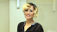 Hubungan Pingkan Mambo dengan orang tuanya disebut renggang karena keputusan untuk berpindah keyakinan. Foto: Akew