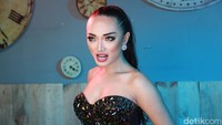 Zaskia tampil sangat seksi kala menjalani syuting video klip Tarik Selimut. Asep Syaifullah