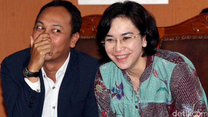 Gerak-geriknya terlihat penuh percaya diri. Meski bertubuh mungil namun langkah kakinya mantap dan tegas ketika memasuki ruang sidang di Pengadilan Negeri Jakarta Selatan (PN Jaksel). Wanita kelahiran 19 November 1972 itu bernama Chatarina Muliana Girsang.