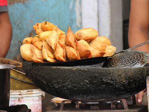 5 Bahaya Makan Junk Food saat Buka Puasa dari Pakar UM Surabaya