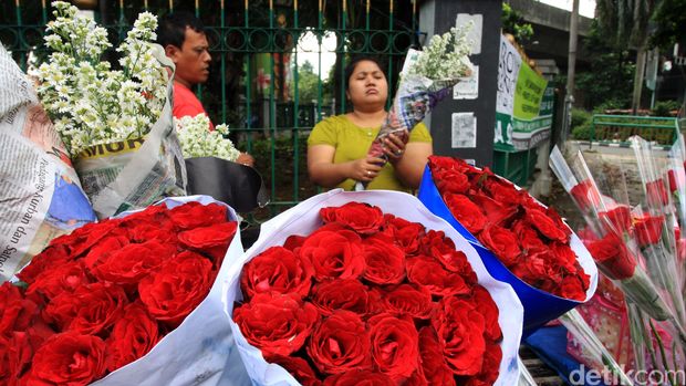 Hari Valentine dirayakan setiap tanggal 14 Februari. Jelang perayaan tersebut, pernak-pernik Valentine sudah dijajakan di kawasan Pasar Cikini, Jakarta Pusat, Jumat (13/2/2015).