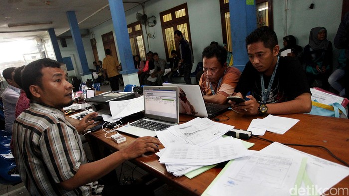 Sejumlah calon TKI, tengah mengurus proses KTKLN (Kartu Tenaga Kerja Luar Negeri), di Balai Pelayanan Penempatan Perlindungan TKI (BP3TKI), Jakarta Timur, Kamis (12/02/2015). Tata cara pemberian e-KTLN sekarang sudah berubah dari yang dulu. Bila sebelumnya kartu identitas TKI yang menjadi persyaratan dan prosedur untuk bekerja di luar negeri, namun sekarang hanya e-KTLN yang memenuhi persyaratan dan prosedur untuk bekerja di luar negeri.