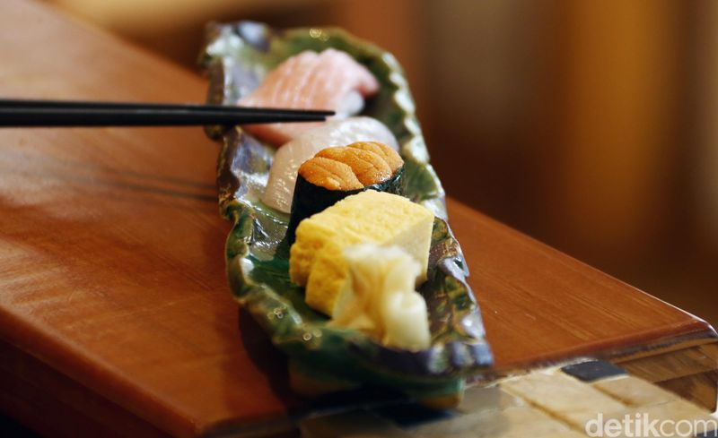 Lokasi Sushi Masa terbilang tak lazim untuk restoran Jepang yang tergolong serius, tetapi dengan harga menu cukup terjangkau. Berada di areal Pelabuhan Perikanan Samudra Nizam Zachman, Perusahaan Umum (Perum) Perikanan Indonesia, Jakarta Utara