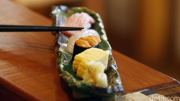 Lokasi Sushi Masa terbilang tak lazim untuk restoran Jepang yang tergolong serius, tetapi dengan harga menu cukup terjangkau. Berada di areal Pelabuhan Perikanan Samudra Nizam Zachman, Perusahaan Umum (Perum) Perikanan Indonesia, Jakarta Utara