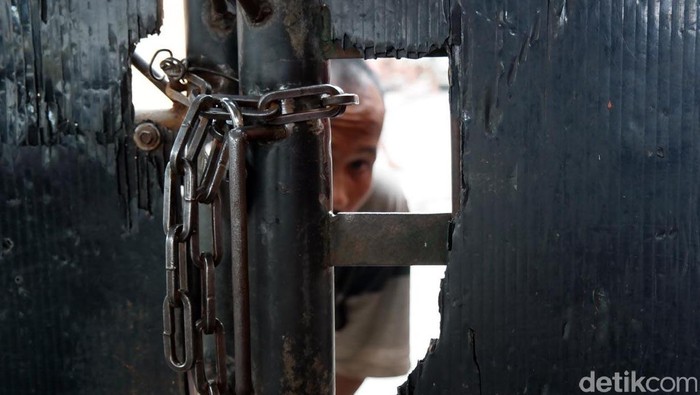 Hampir 1500 Orang gila dan gelandangan dibina di Lingkungan Pondok Sosial (Liponsos) Dinas Sosial Kota Surabaya di Keputih. Mereka setiap hari mendapat jatah makan yang layak sehari tiga kali, Senin (16/2/2015).