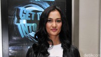 Atiqah Hasiholan menjadi salah satu aktris yang memiliki wajah cantik alami.