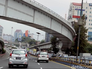 Fly Over Tomang Arah Tol Tangerang Ditutup, Lalin di Grogol Macet