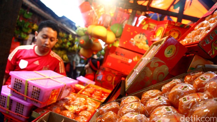 Pedagang merapihkan jeruk di Pasar Petak 9, Jakarta, Selasa (17/02/2015). Menjelang hari raya Imlek yang jatuh pada (19/02/2015), para pedagang buah jeruk laris manis diserbu pembeli. Harga jeruk pun bervariasi, mulai dari Rp. 150.00/boks hingga Rp.600.000. Grandyos Zafna/detikcom