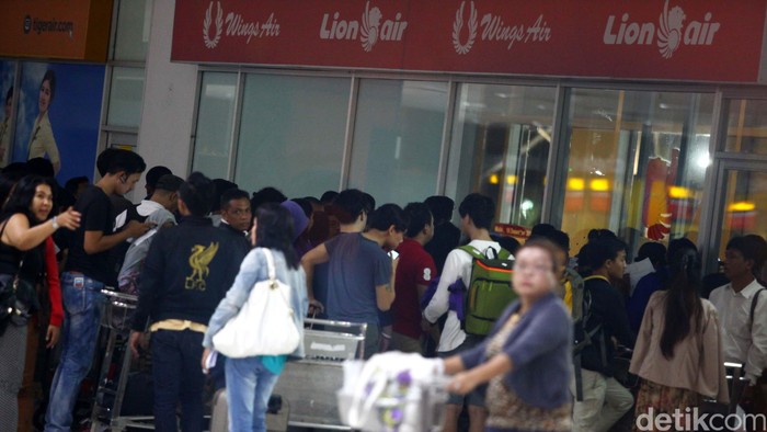 Penumpang Lion Air Menumpuk di Bandara

Penumpang pesawat Lion Air dengan berbagai tujuan menumpuk di Terminal 3 Bandara Soekarno Hatta, Tanggerang, Kamis (19/02/2015). Ketelantaran penumpang pesawat Lion Air ini disebabkan oleh tidak tersedianya pesawat. Grandyos Zafna/detikcom