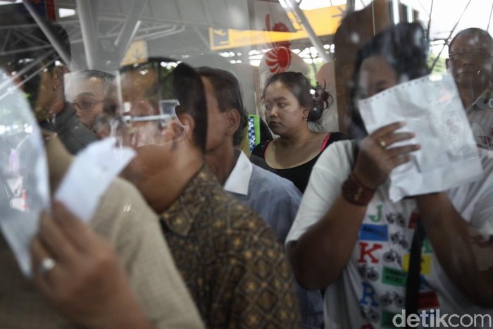 Pengembalian tiket pesawat Lion Air terus dilakukan di konter Lion Air di Terminal 3 Bandara Soekarno Hatta, Jumat (20/2/2015). Proses refund tersebut juga di kawal oleh puluhan Kopaskhas demi menjaga ketertiban dan keamanan wilayah bandara tersebut. (Foto: Rachman Haryanto/detikcom)