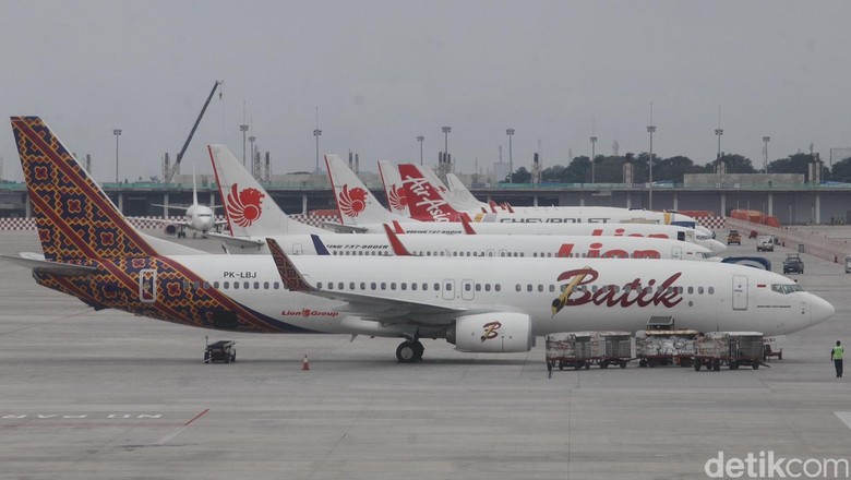 Pesawat Lion Air dan Batik Air Sejumlah Pesawat Lion Air terparkir di Terminal 2, Bandara Soekarno Hatta, Tanggerang, Banten. Jumat, 20 Februari 2015.