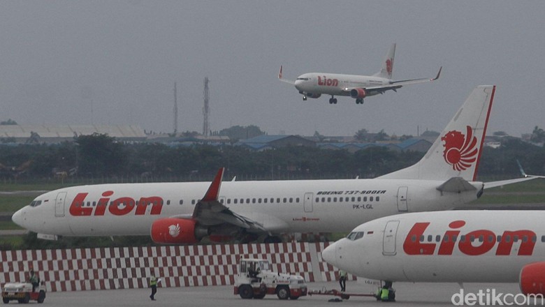 Pesawat Lion Air dan Batik Air Sejumlah Pesawat Lion Air terparkir di Terminal 2, Bandara Soekarno Hatta, Tanggerang, Banten. Jumat, 20 Februari 2015.
