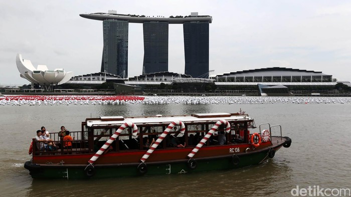 Singapura meski negara kecil namum mereka mampu mengelola wisata dengan baik sehingga banyak wisatawan yang datang ke sana. Sektor pariwisata pun menjadi salah satu pemasukan terbesar bagi Singapura. Tempat faviorit di Singapura untuk dikunjungi antara lain yaitu Orchard Road, Haji Lane untuk wisata kuliner, Sentosa Island dan Santosa Cove, Garden By The Bay, Melion, Bugis Street, Resort World Sentosa Marine Park, Kuil India dan China Town.