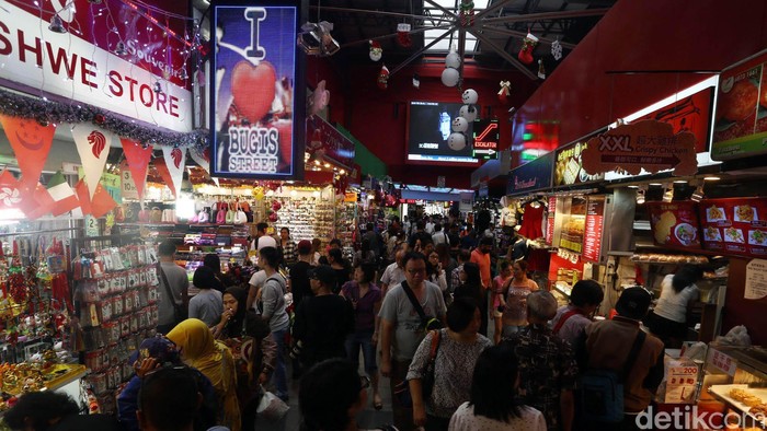 Selain wahana buatan, Singapura juga menawarkan wisata kuliner dan wisata belanja untuk menarik wisatawan. Wisata jenis ini dikelola dengan sangat baik sehingga banyak menarik wisatawan. Tempat faviorit kuliner di Singapura untuk dikunjungi antara lain yaitu Orchard Road, Haji Lane untuk wisata kuliner,  Sentosa Island, Garden By The Bay, Melion, Bugis Street, Resort  World Sentosa Marine Park  dan China Town.