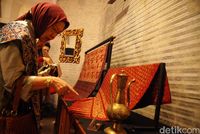 Pengunjung mengamati songket khas Minang di Pameran Wastra Antik di Pejaten House, Jakarta Selatan, beberapa tahun silam.