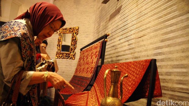 Kain tradisional Kuno dipamerkan di acara Pameran Wastra Antik di Pejaten House, Jakarta Selatan, Rabu (25/2/2015). Kain kain yang dikoleksi oleh Dewi Arimbi Soeharto Alamsyah ini terdiri dari berbagai koleksi yang umurnya mencapai ratusan tahun. Salah satunya kain kuno asal lampung yang kini mencapai berusia 200 tahun dan hanya ada 2 di dunia.  Sedikitnya ada 50 koleksi kain antik lain milik Dewi termasuk songket asal Palembang dengan tenunan benang emas 22 karat.