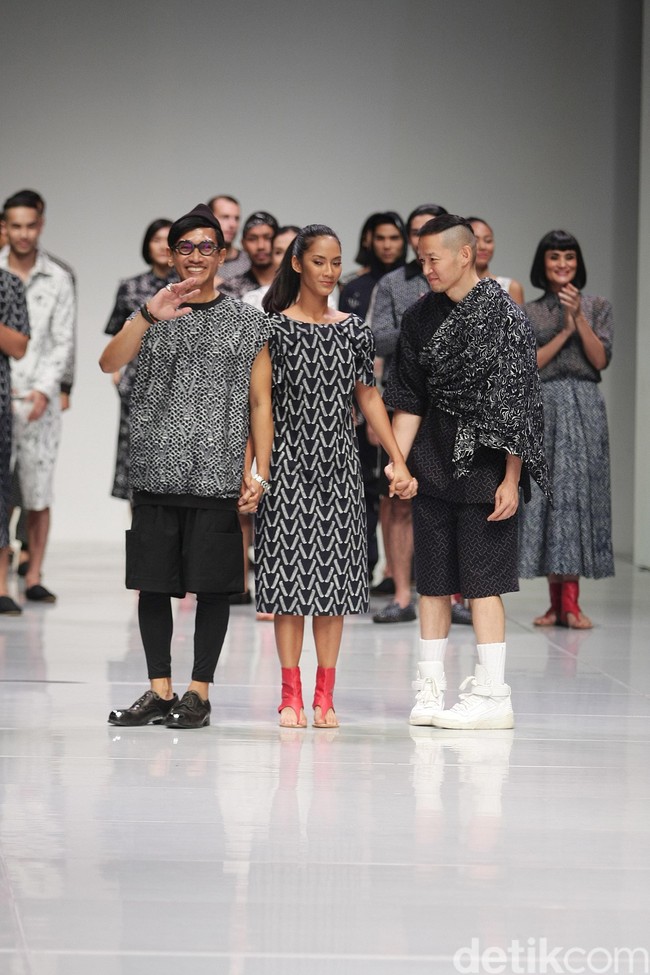 Desainer Indonesia semakin bergairah memodifikasi tampilan batik sejak batik ditetapkan sebagai Warisan Budaya oleh UNESCO di tahun 2009. Salah satunya adalah brand Populo Batik yang membuat tampilan batik terasa modern dengan warna-warna monokrom pula. Foto: Mohammad Abduh