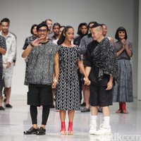 Desainer Indonesia semakin bergairah memodifikasi tampilan batik sejak batik ditetapkan sebagai Warisan Budaya oleh UNESCO di tahun 2009. Salah satunya adalah brand Populo Batik yang membuat tampilan batik terasa modern dengan warna-warna monokrom pula. Foto: Mohammad Abduh