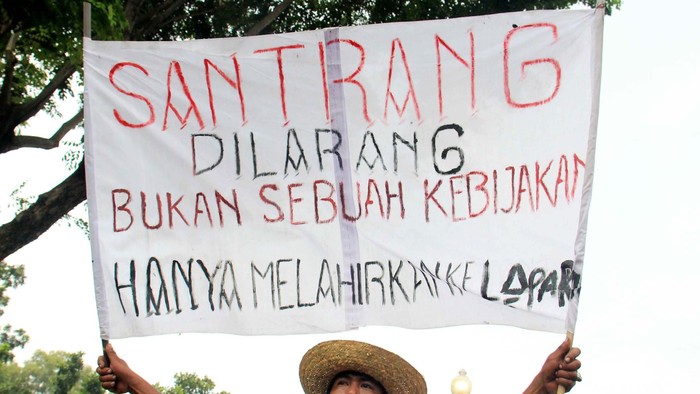 Ribuan nelayan melakukan aksi unjuk rasa di depan Istana Negara, Jakarta, Kamis (26/2/2015). Aksi tersebut dilakukan untuk menentang kebijakan Menteri Susi Pudjiastuti yang menerbitkan Peraturan Menteri (Permen) tentang larangan penggunaan cantrang atau trawl yang telah dimodifikasi untuk menangkap ikan.