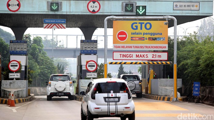 Ada Mobil Tabrak Pembatas Jalan di KM 34 Tol JORR