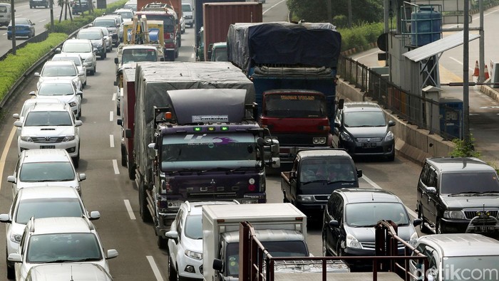Pemudik Mulai Padati Tol Cikampek, Kemacetan Hingga 4 Km