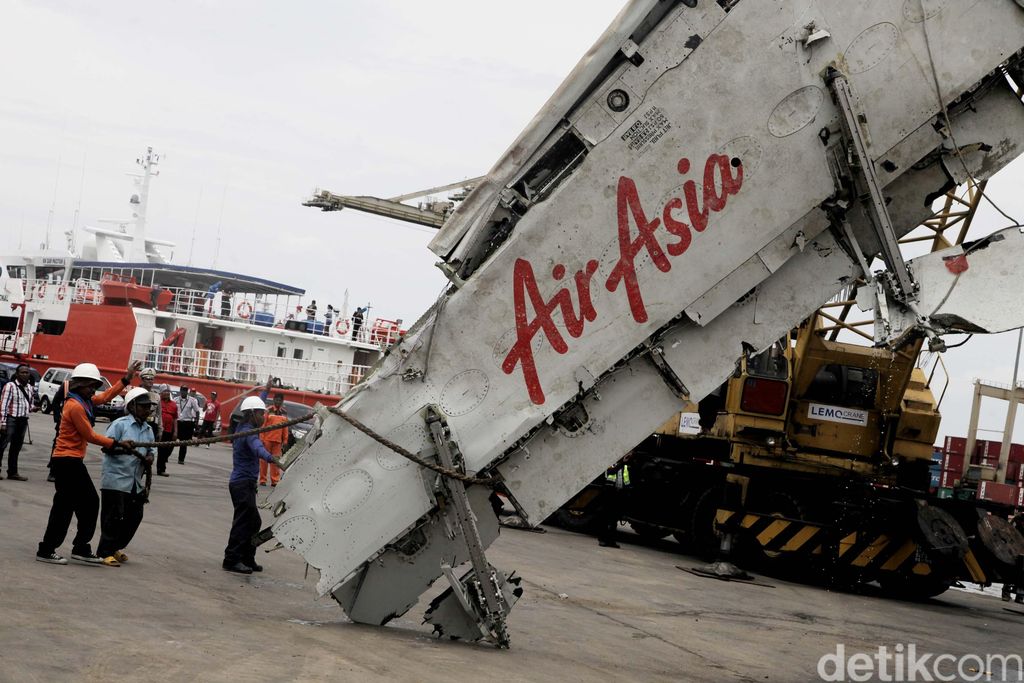 Petugas dari Basarnas dan KNKT bekerjasama memindahkan bangkai Pesawat AirAsia QZ 8501 dari kapal Crest Onyx ke darat dengan menggunakan alat berat di Pelabuhan Tanjung Priok, Jakarta, Senin (02/03/2015). Sebelumnya, Pesawat AirAsia QZ 8501 jatuh pada di Selat Karimata pada akhir tahun lalu. Selanjutnya bangkai pesawat ini akan diperiksa oleh KNKT di Curug, Tanggerang. Grandyos Zafna/detikcom