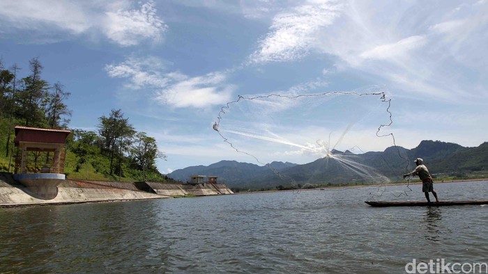 Bendungan Selorejo Malang, Wisata Alam Murah dengan Panorama Memukau