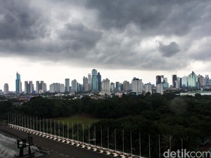 Hujan Lebat Disertai Petir Diprediksi Guyur Jakarta Hingga Malam