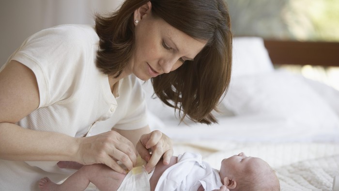 Agar Kulit Bayi Tak Iritasi, Cepat Ganti Popok Bila Sudah Penuh