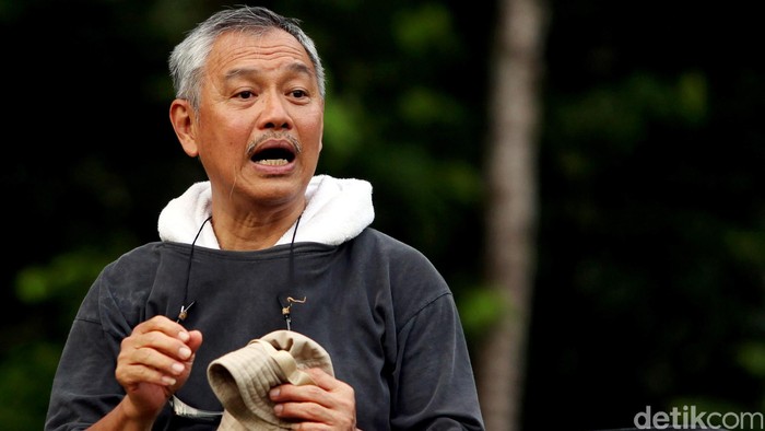 Gaya pengusaha Indonesia dan pemilik Tambling Wildlife Nature Conservation (TWNC), Tomy Winata, yang tampil santai dan tak terlihat formil, saat mengunjungi rehabilitasi Harimau Sumatera, di kawasan Tambling Wildlife Nature Conservation (TWNC), Bandar Lampung, Minggu (1/03/2015).  Tomy Winata tampil mmemakai kaos dan lilitan handuk putih terlihat santai dan tak terlihat formil saat mengunjujngi rehabilitasi Harimau Sumatera.