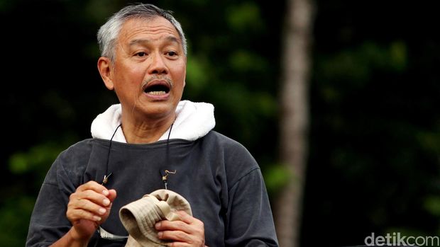 Gaya pengusaha Indonesia dan pemilik Tambling Wildlife Nature Conservation (TWNC), Tomy Winata, yang tampil santai dan tak terlihat formil, saat mengunjungi rehabilitasi Harimau Sumatera, di kawasan Tambling Wildlife Nature Conservation (TWNC), Bandar Lampung, Minggu (1/03/2015).  Tomy Winata tampil mmemakai kaos dan lilitan handuk putih terlihat santai dan tak terlihat formil saat mengunjujngi rehabilitasi Harimau Sumatera.
