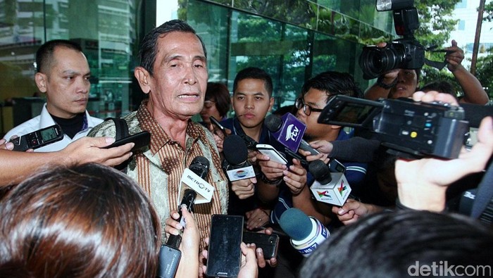 Mantan pimpinan KPK Tumpak Hatorangan Panggabean menyambangi kantor KPK, Rabu (4/3/2015). Mereka menyebut bahwa KPK sebenarnya bukan kali saja akan dilemahkan, sudah beberapa kali ada upaya pelemahan sejak KPK berdiri.