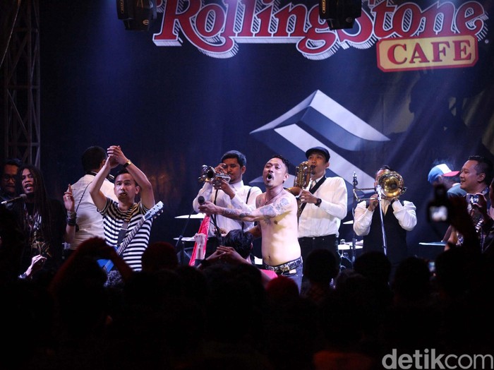 Grup rock Superglad melakukan konser di Rolling Stones, Jakarta, Kamis (05/03/2015) malam. Konser ini merupakan perayaan hari jadi grup band beranggotakan Akbar (drum), Giox (bass), Buluk (vokal, gitar) dan Dadi (gitar) yang ke-12 tahun.
