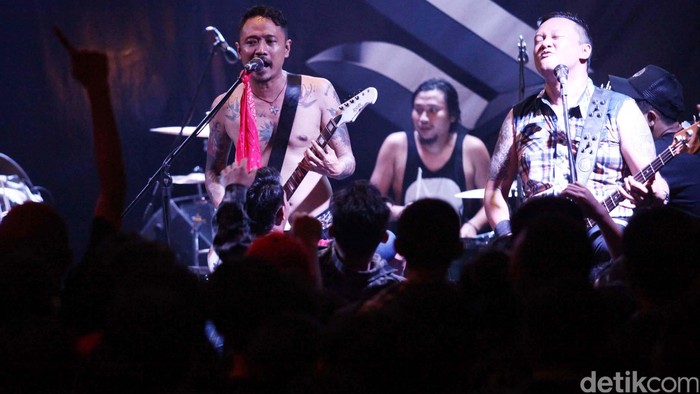 Grup rock Superglad melakukan konser di Rolling Stones, Jakarta, Kamis (05/03/2015) malam. Konser ini merupakan perayaan hari jadi grup band beranggotakan Akbar (drum), Giox (bass), Buluk (vokal, gitar) dan Dadi (gitar) yang ke-12 tahun.