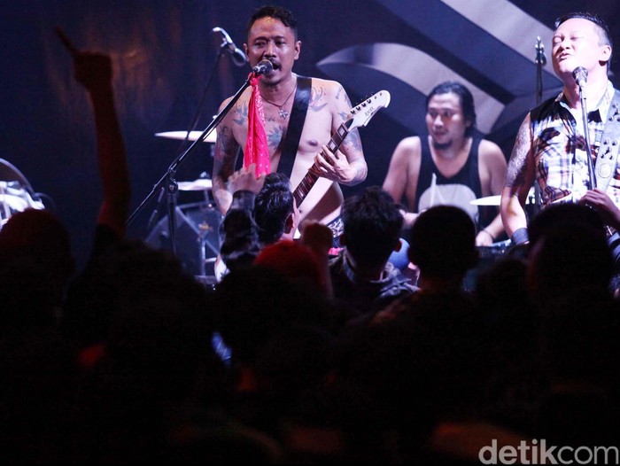 Grup rock Superglad melakukan konser di Rolling Stones, Jakarta, Kamis (05/03/2015) malam. Konser ini merupakan perayaan hari jadi grup band beranggotakan Akbar (drum), Giox (bass), Buluk (vokal, gitar) dan Dadi (gitar) yang ke-12 tahun.
