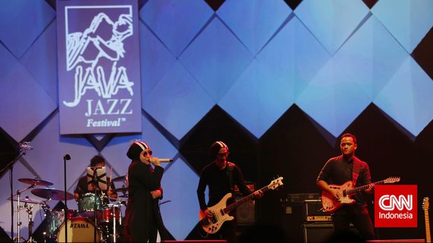 Vokalis Potret, Melly Goeslaw tampil memukau dengan energik menyuntikan semangat kepada penonton saat penampilan band mereka di Java Jazz 2015, Kemayoran, Jakarta, Jumat, 6 Februari 2015. CNN Indonesia/Safir Makki