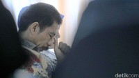 Pelesiran Romi pun terungkap pada Februari 2017. Dia pun dipindahkan dari Lapas Sukamiskiin ke Lapas Gunung Sindur di Bogor. Namun kabar duka terdengar pagi ini, Romi meninggal dunia dini hari tadi di RS Hermina Serpong. Penyebab dari meninggalnya Romi diduga karena serangan jantung yang dialaminya saat berada dalam Lapas Gunung Sindur, Bogor. (Foto: Rachman Haryanto)