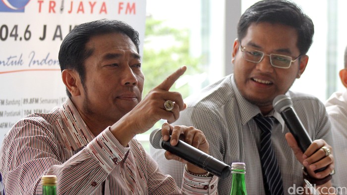 Pengamat ekonomi dan kebijakan publik Ichsanudin Noorsy dan Wakil Ketua DPRD DKI Jakarta Abraham Lunggana alias Haji Lulung menjadi pembicara pada diskusi bertajuk Deadlock Ahok di hotel DoubleTree by Hilton, Jl Pegangsaan Timur, Cikini, Sabtu (7/3/2015). Diskusi tersebut mebahas kisruh antara DPRD dan Pemprov DKI Jakarta belum menemukan titik temu mengenai APBD.