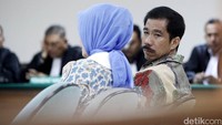 Atas putusan itu, Romi Herton mengajukan banding. Pengadilan Tinggi (PT) DKI Jakarta kemudian memperberat hukuman Wali Kota Palembang Romi Herton dan istrinya, Masyito. Selain itu, PT DKI Jakarta juga mencabut hak politik Romi-Masyito (Foto: Rachman Haryanto)